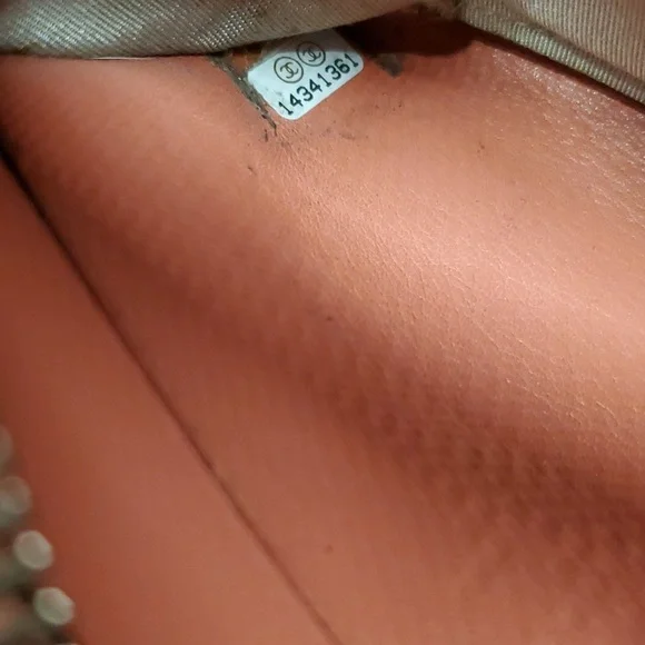 CHANEL shiny patent/quilted leather wallet - Picture 8 of 10